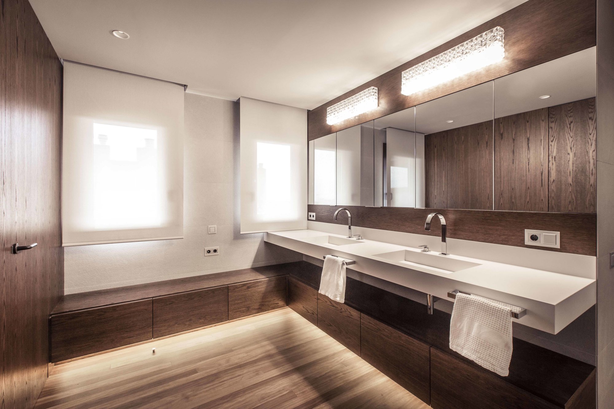 DESPUÉS: Amplio baño en blanco y madera