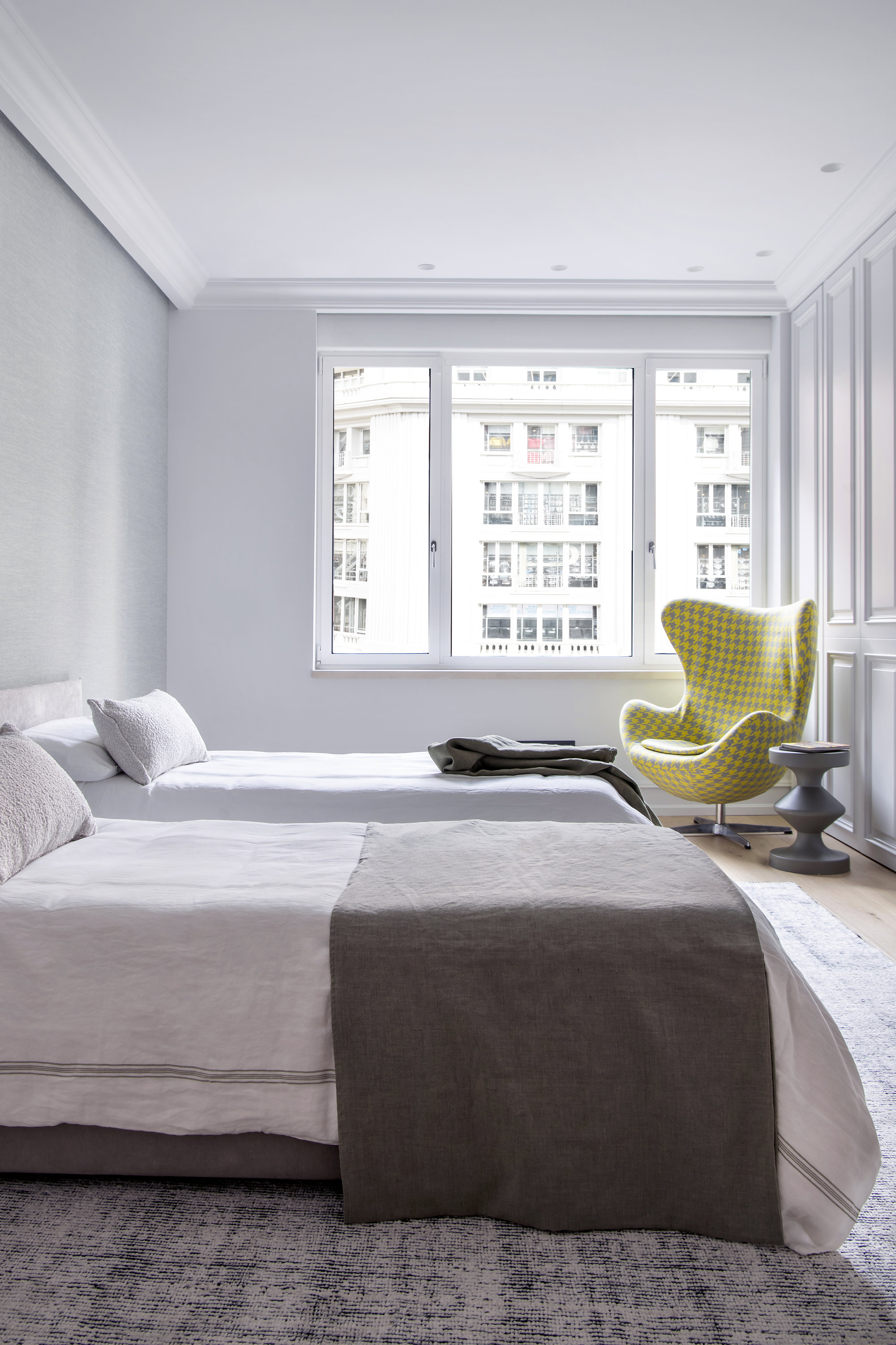 Dormitorio con dos camas en blanco y marrón