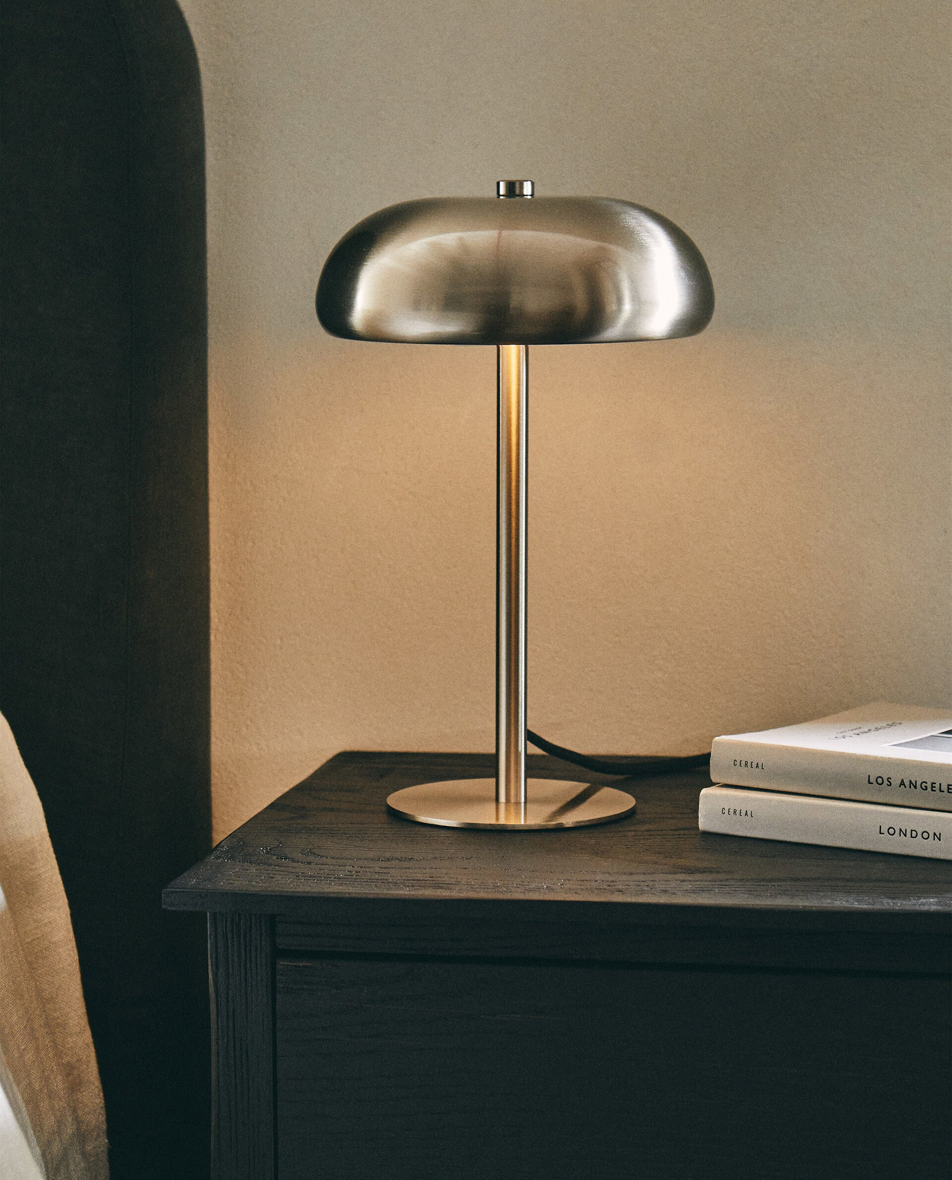 Lámpara monocolor de Zara Home, el diseño más deseado de la temporada.