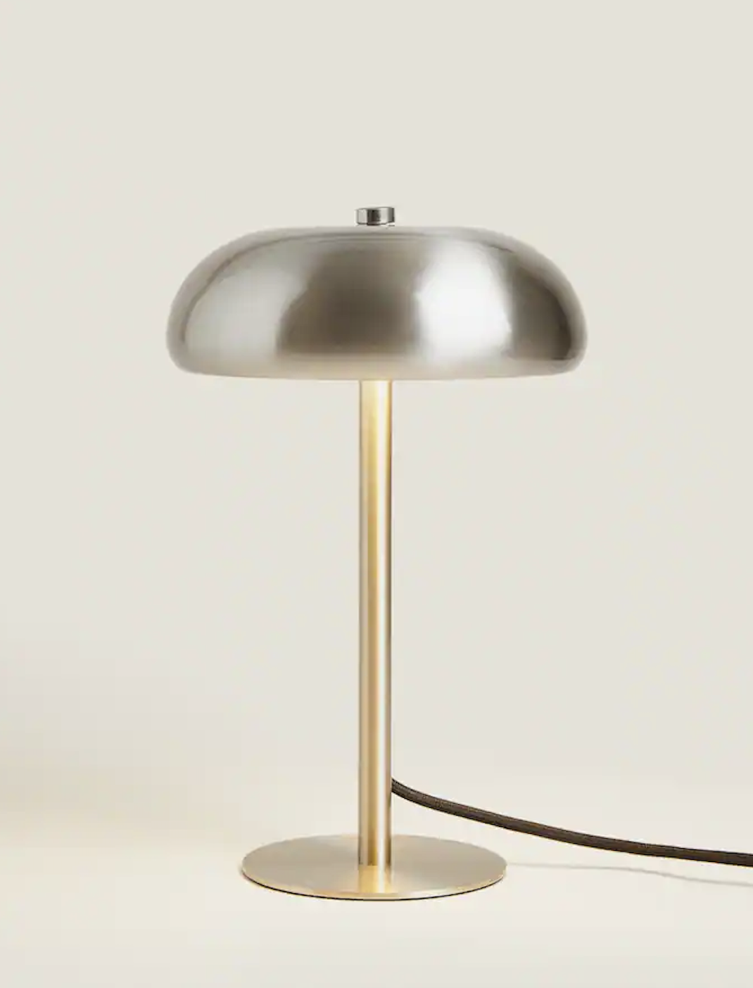 Lámpara monocolor de Zara Home, el diseño práctico y de estilo danés que conquista a todos.