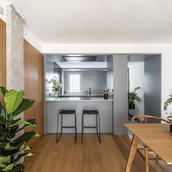 ANTES y DESPUÉS de un piso muy pequeño (de 60m2): la transformación de una cocina abierta y el uso de la madera para más calidez