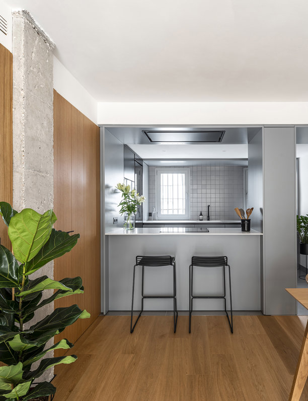 ANTES y DESPUÉS de un piso muy pequeño (de 60m2): la transformación de una cocina abierta y el uso de la madera para más calidez
