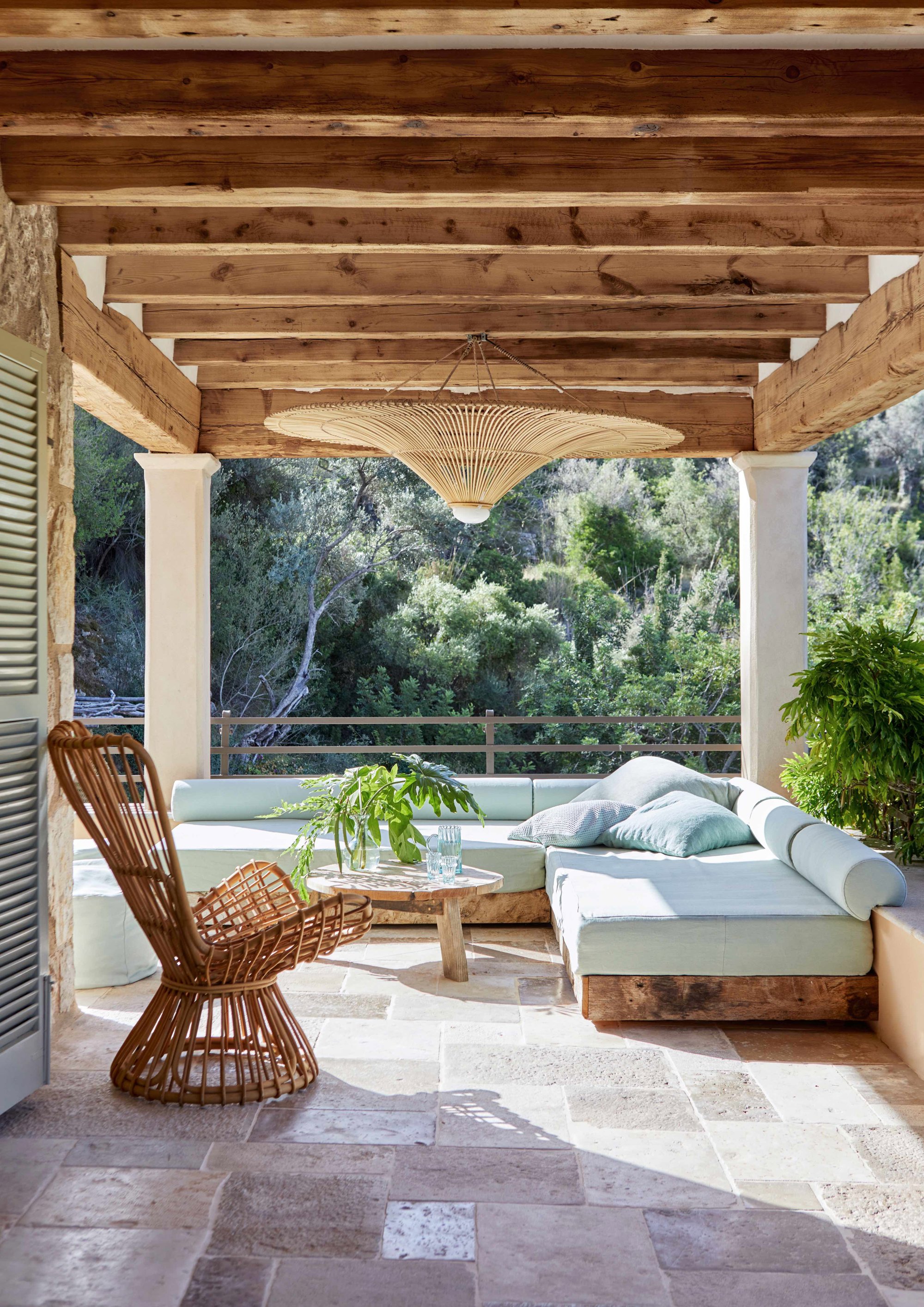 terraza con muebles de madera y plantas