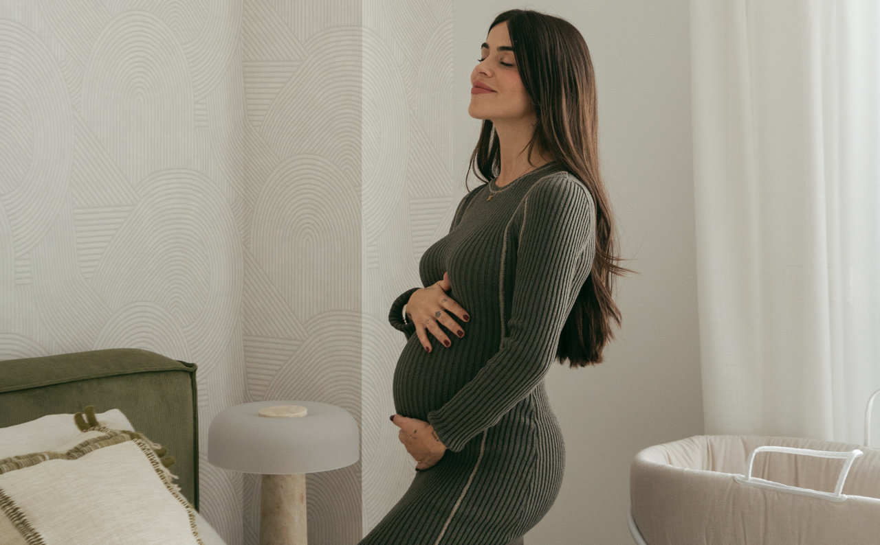 Tonos verdes y hueso para el dormitorio de Violeta Mangriñan, embarazada de su segunda hija