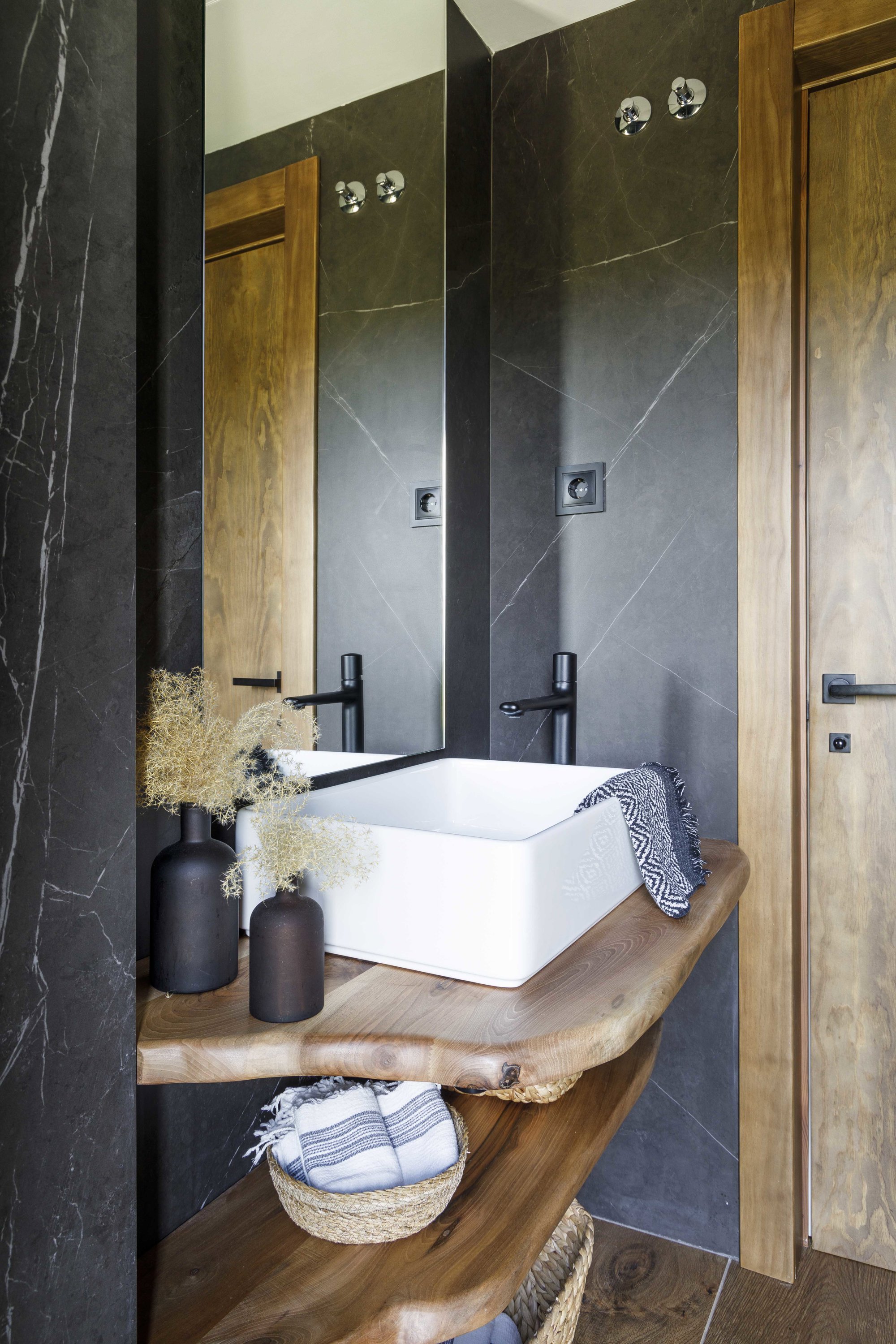 baño pequeño y rústico en negro y madera