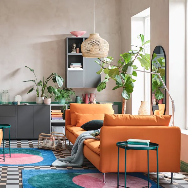 salon colorido con un sofa y una chaise longue en naranja al