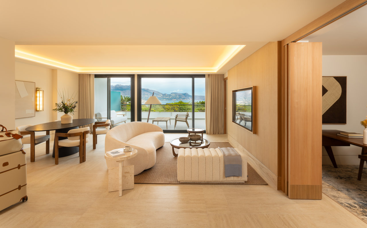 Las suites cuentan con un amplio salón-comedor, despacho, dormitorio en suite con vestidor y baño completo, y terraza.