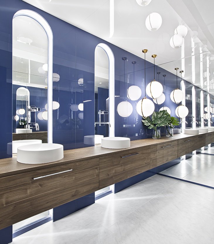 Baño en azul, blanco y madera del Alvic Urban Boutique diseñado por Héctor Ruiz-Velázquez