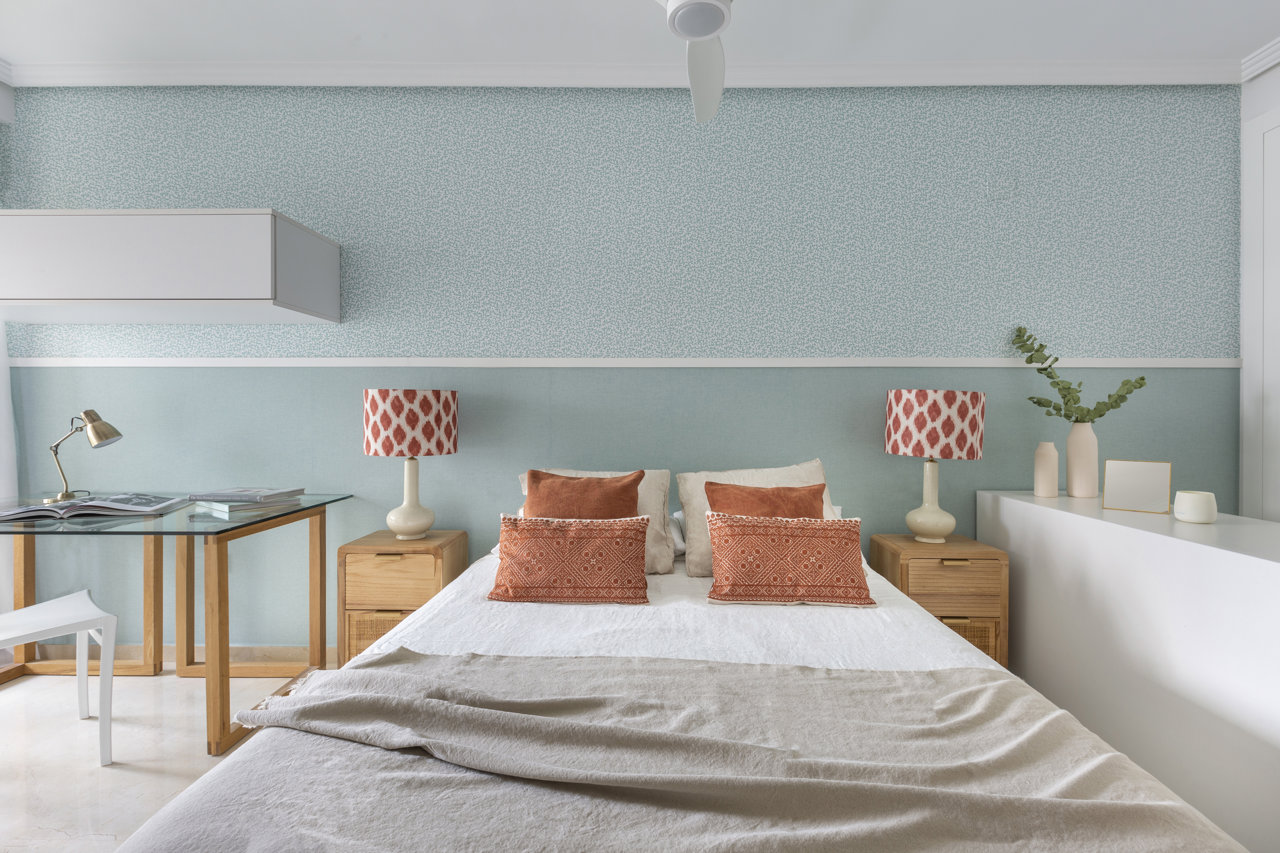 La combinación del tono mint y el coral le dan un aire fresco y relajante al dormitorio principal.