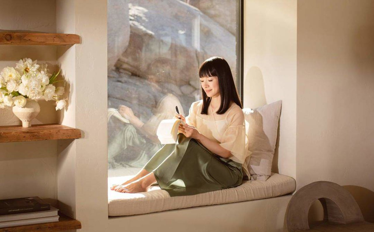 Marie Kondo sentada en una de las ventanas de su minimalista salón con toques orientales