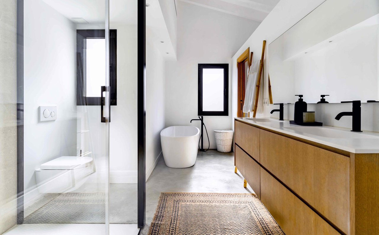 Entre blancos y maderas: 15 propuestas cautivadoras para baños, fusionando elegancia, calidez y funcionalidad, ¡te sorprenderán gratamente!