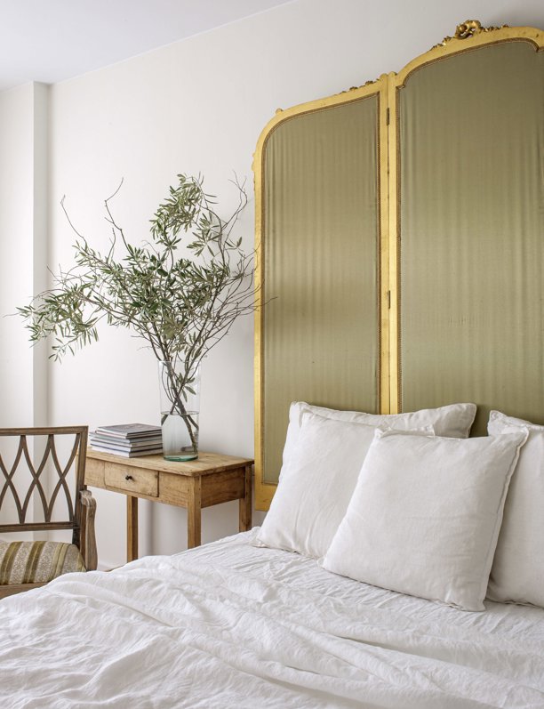 Adiós espejos, arte y tapizados en la pared del cabecero: Esta es la idea más original para decorar un dormitorio acogedor y personal