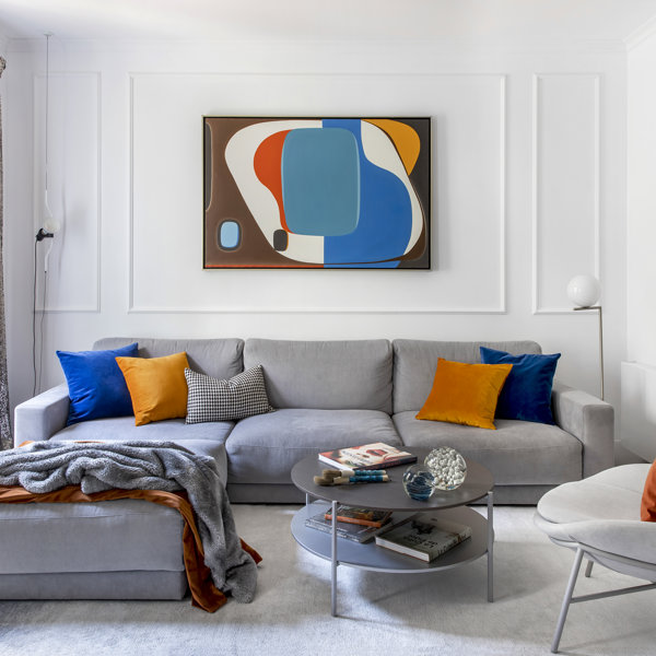 Tradición y modernidad conviven en esta casa modernista con molduras y pinceladas azules