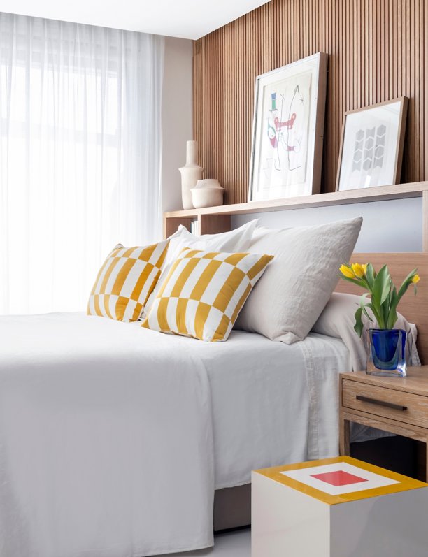 Decorar la pared del cabecero con estanterías y repisas: ideal para aprovechar el espacio en dormitorios pequeños