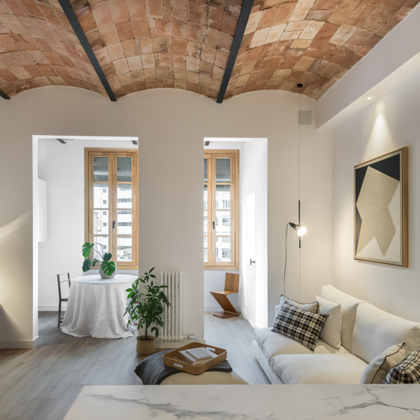 Cuando el buen diseño italiano y la arquitectura modernista catalana se explayan a gusto en apenas 80 m2