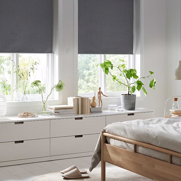 Supera las limitaciones de las persianas tradicionales con este estor opaco de IKEA