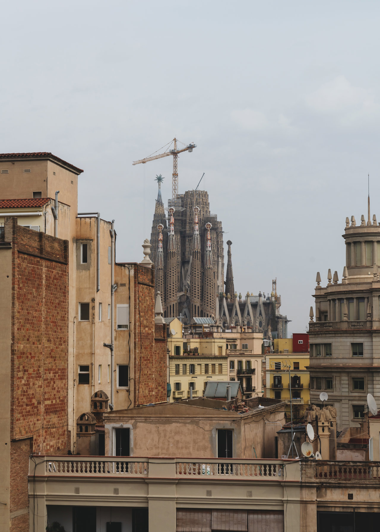 Tanto desde la ventana de la zona de día como de la terraza se disfruta de una panorámica de la Sagrada Familia de Gaudí.