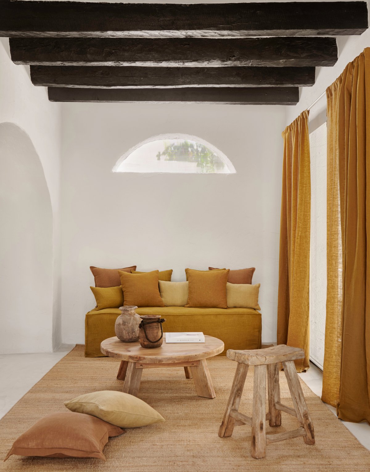 Salón pequeño con textiles naturales y muebles de madera