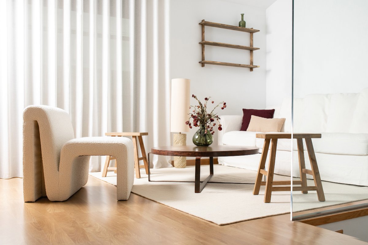 Salón minimalista, blanco y en madera en madera