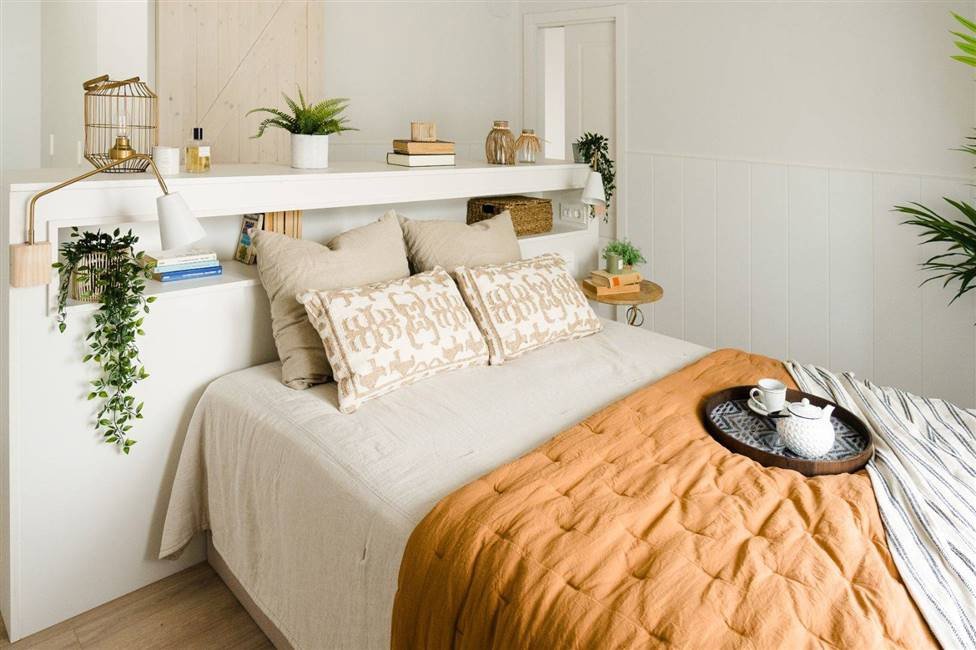 Dormitorio pequeño sin pared pero con cama protagonista