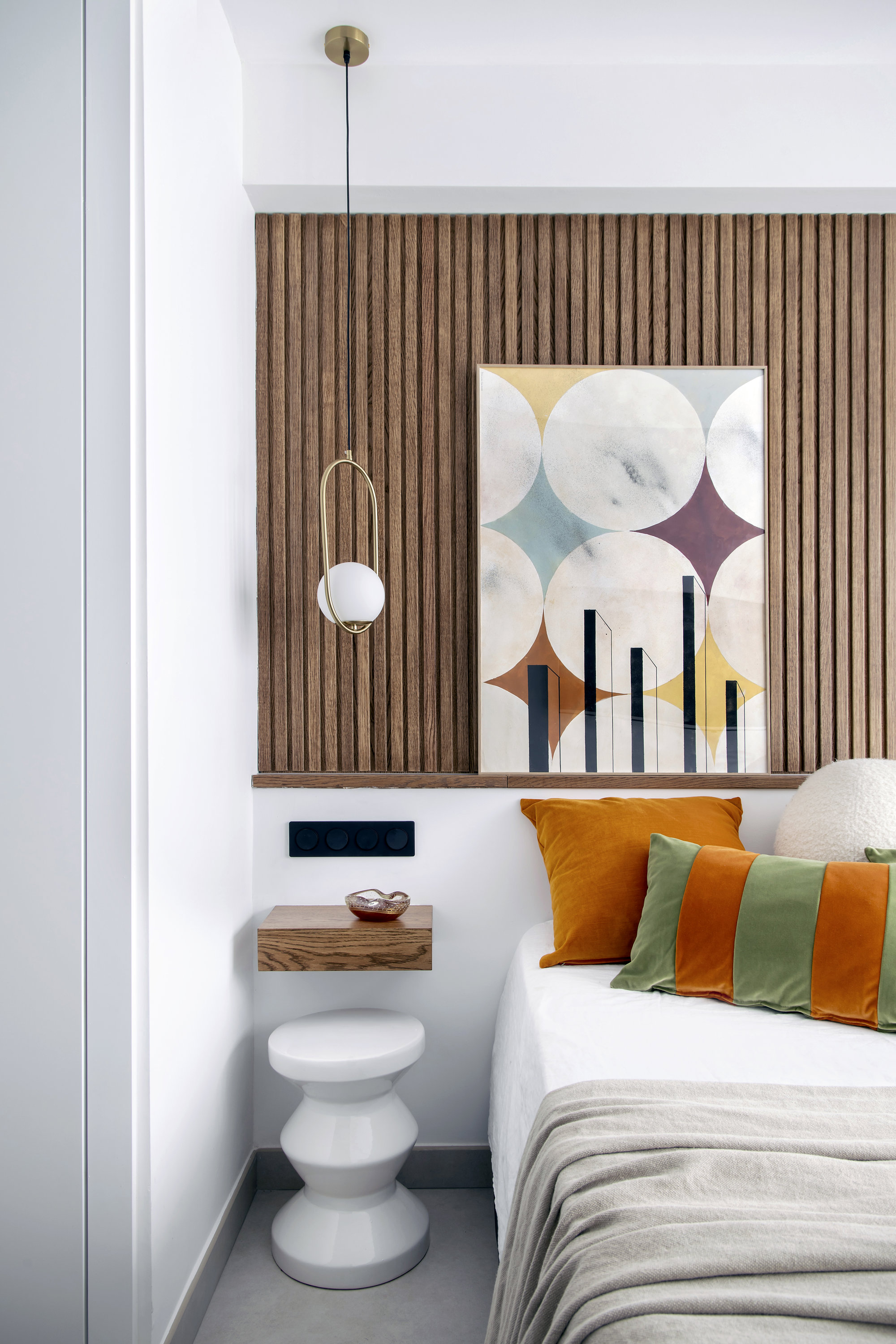 Dormitorio blanco madera Acogedor y con color