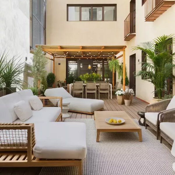 La mejor terraza urbana está en tu casa: 17 ideas modernas con plantas, 'chill out' o cocina de exterior