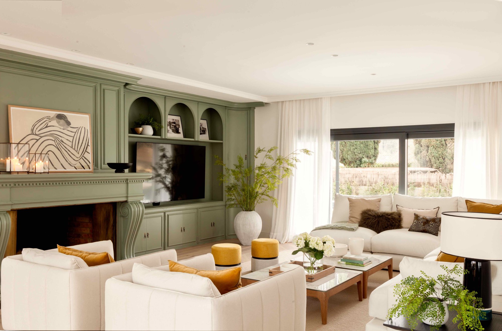 salon con mueble verde y televisor