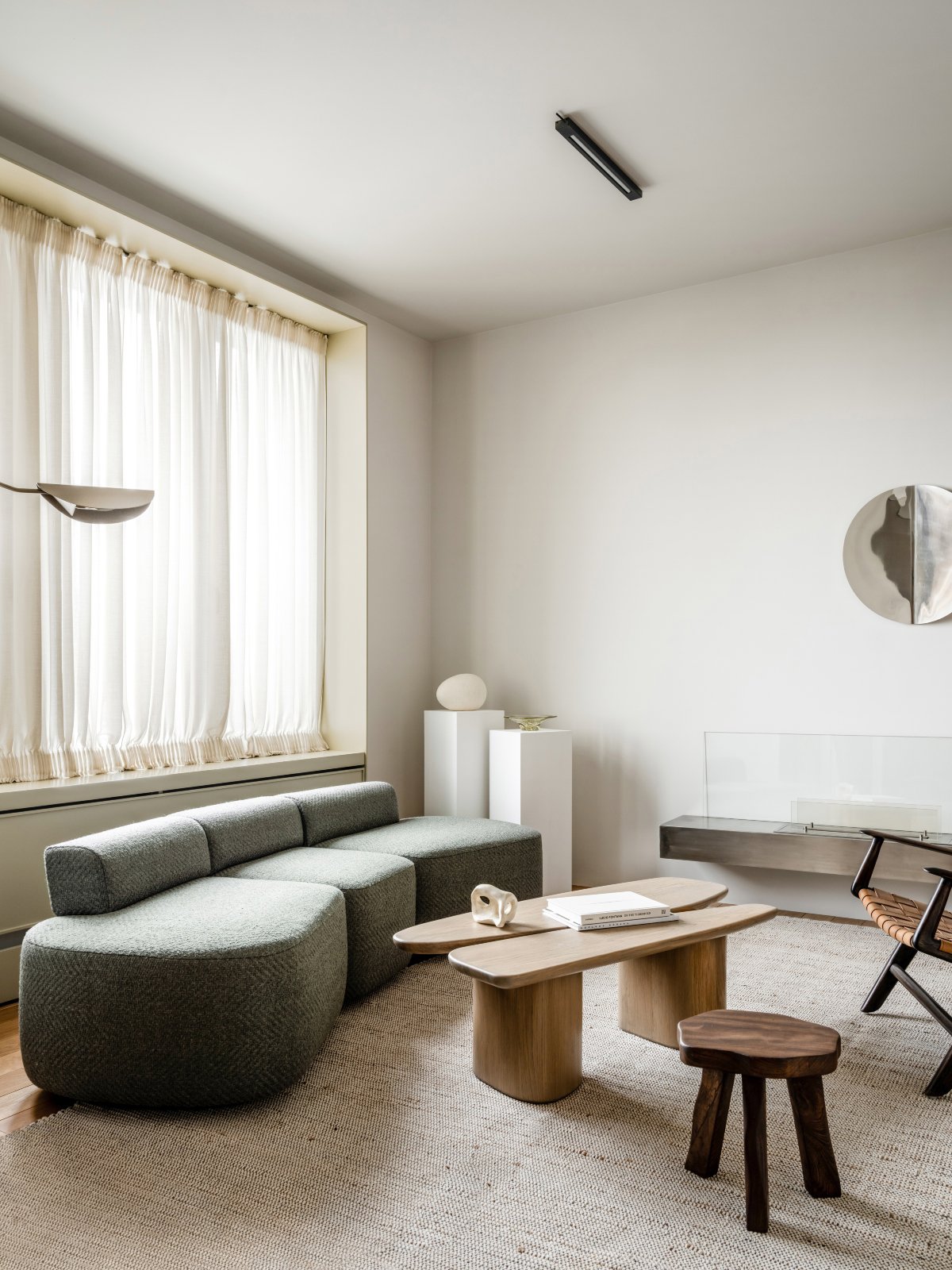 Salón minimalista con escasos elementos decorativos