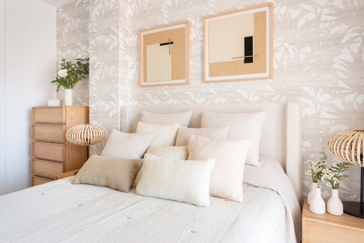 Dormitorio en tonos neutros de aire botánico