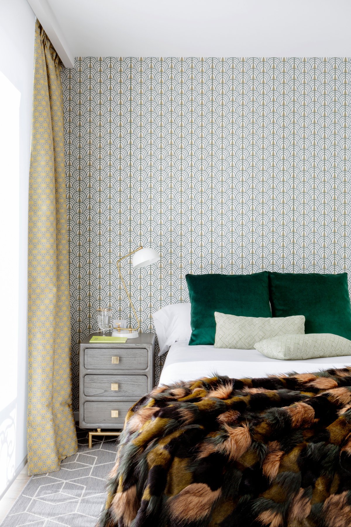 Dormitorio con aire vintage y papel pintado en tonos amarillos y azules