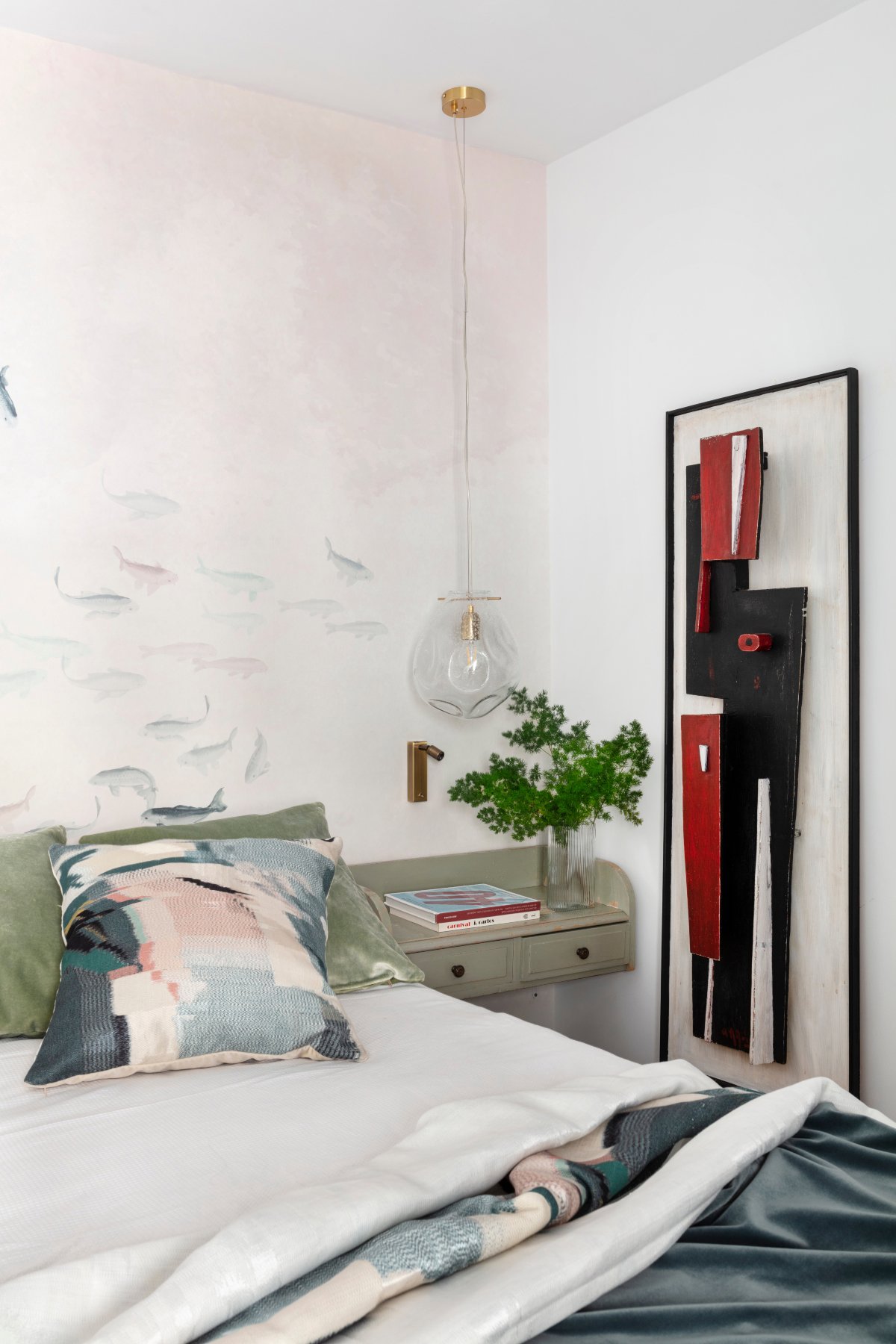 Dormitorio con papel pintado de peces