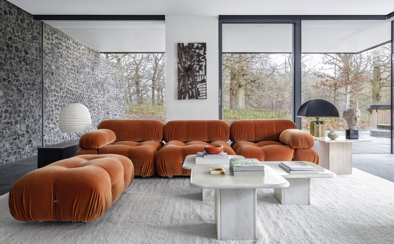 Salón con sofá naranja efecto buena cara
