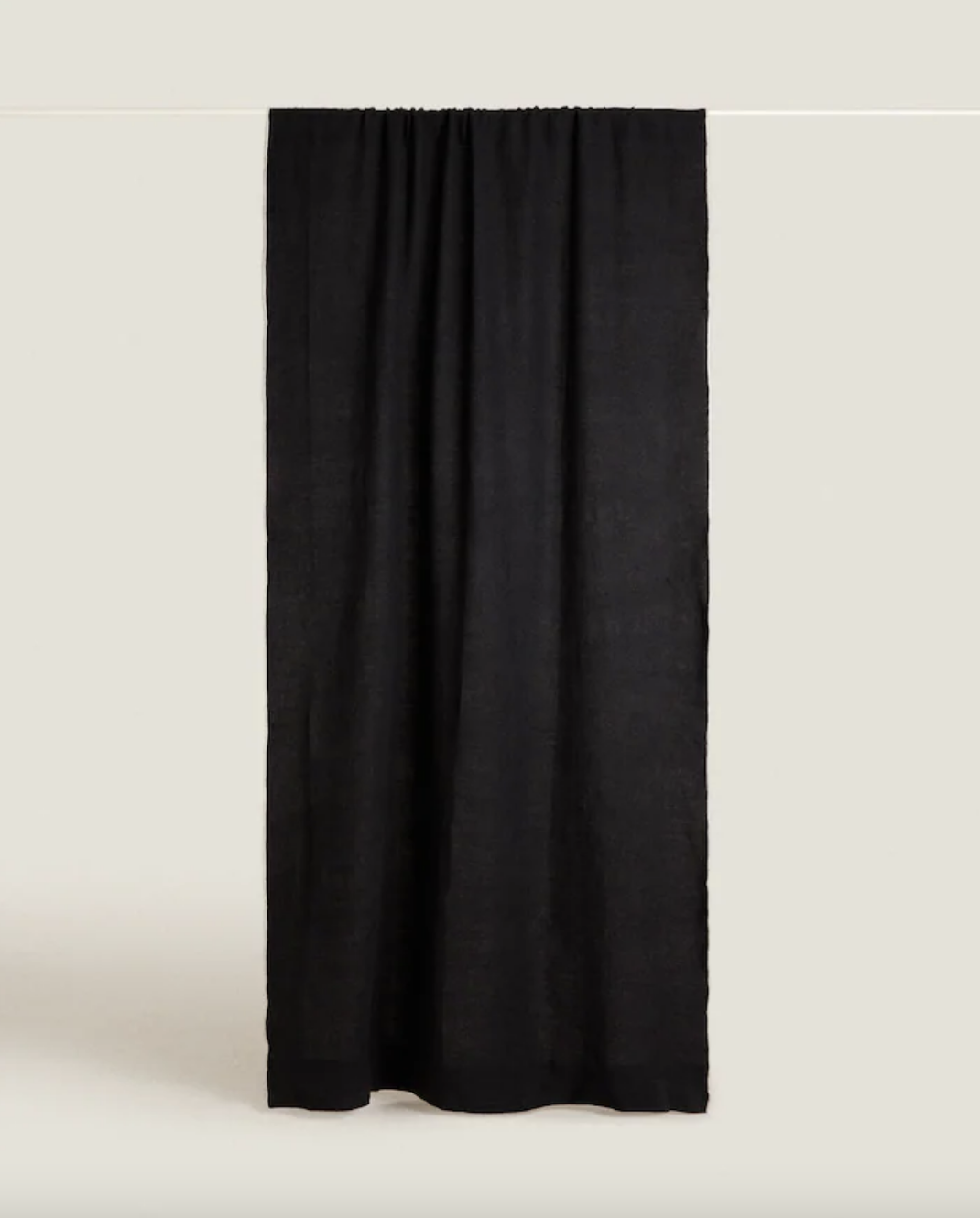 Cortina en color negro y muy elegante de Zara Home.
