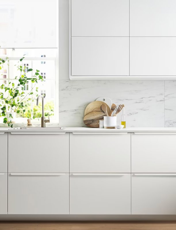 IKEA rebaja el armario estrecho y extraíble perfecto para cocinas pequeñas: en blanco y con tiradores integrados