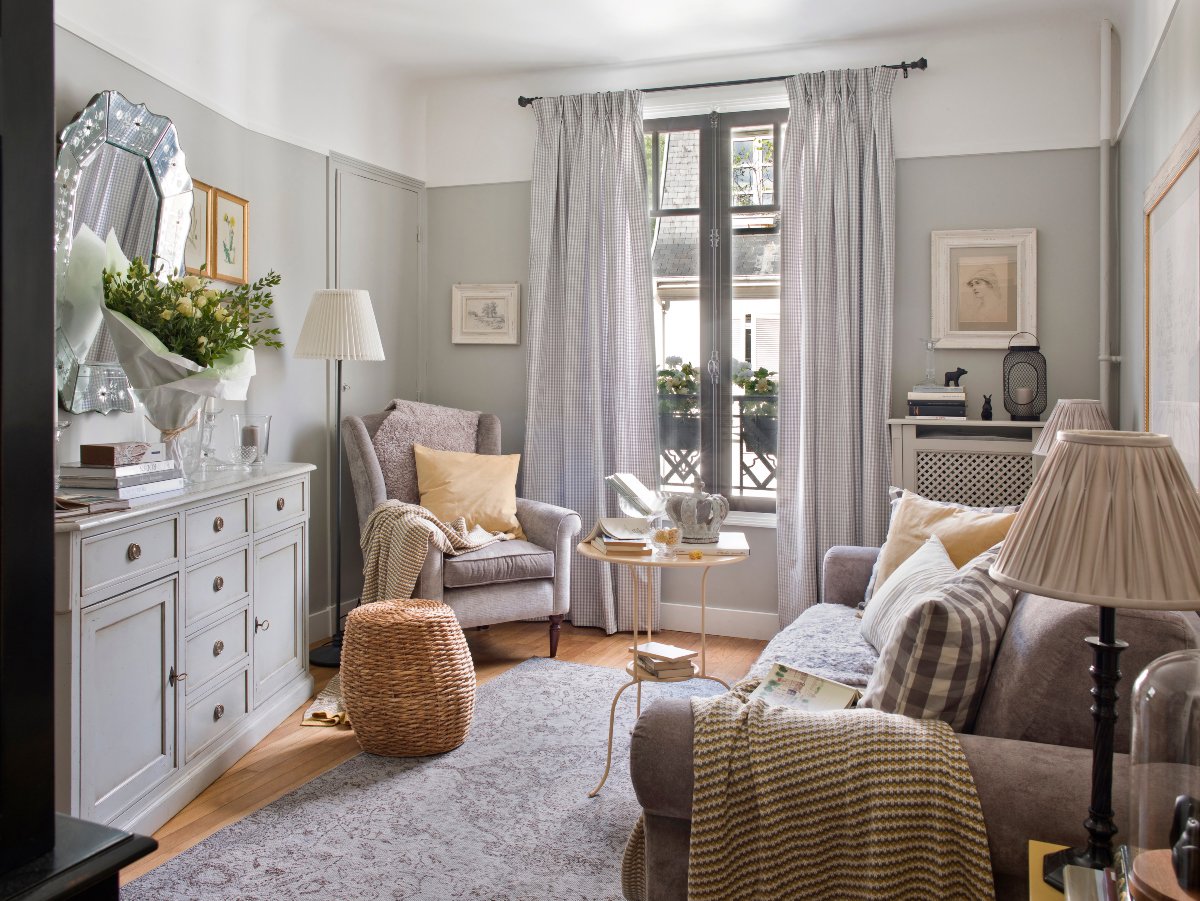 Salón pequeño con aparador gris, butaca y sofá del mismo color