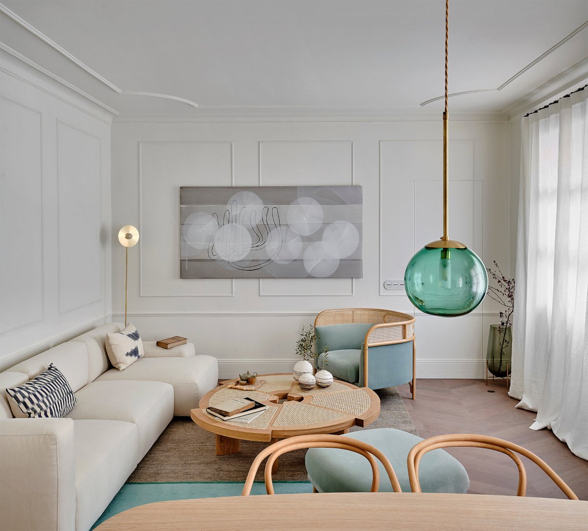 Salón pequeño en color neutro y azul pastel con mobiliario de madera