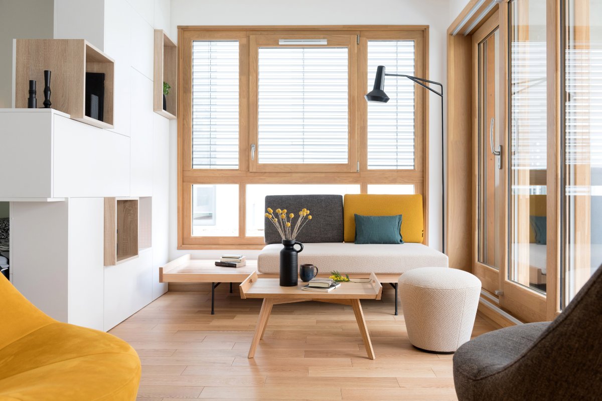 Salón pequeño en tonos amarillos, madera y neutros