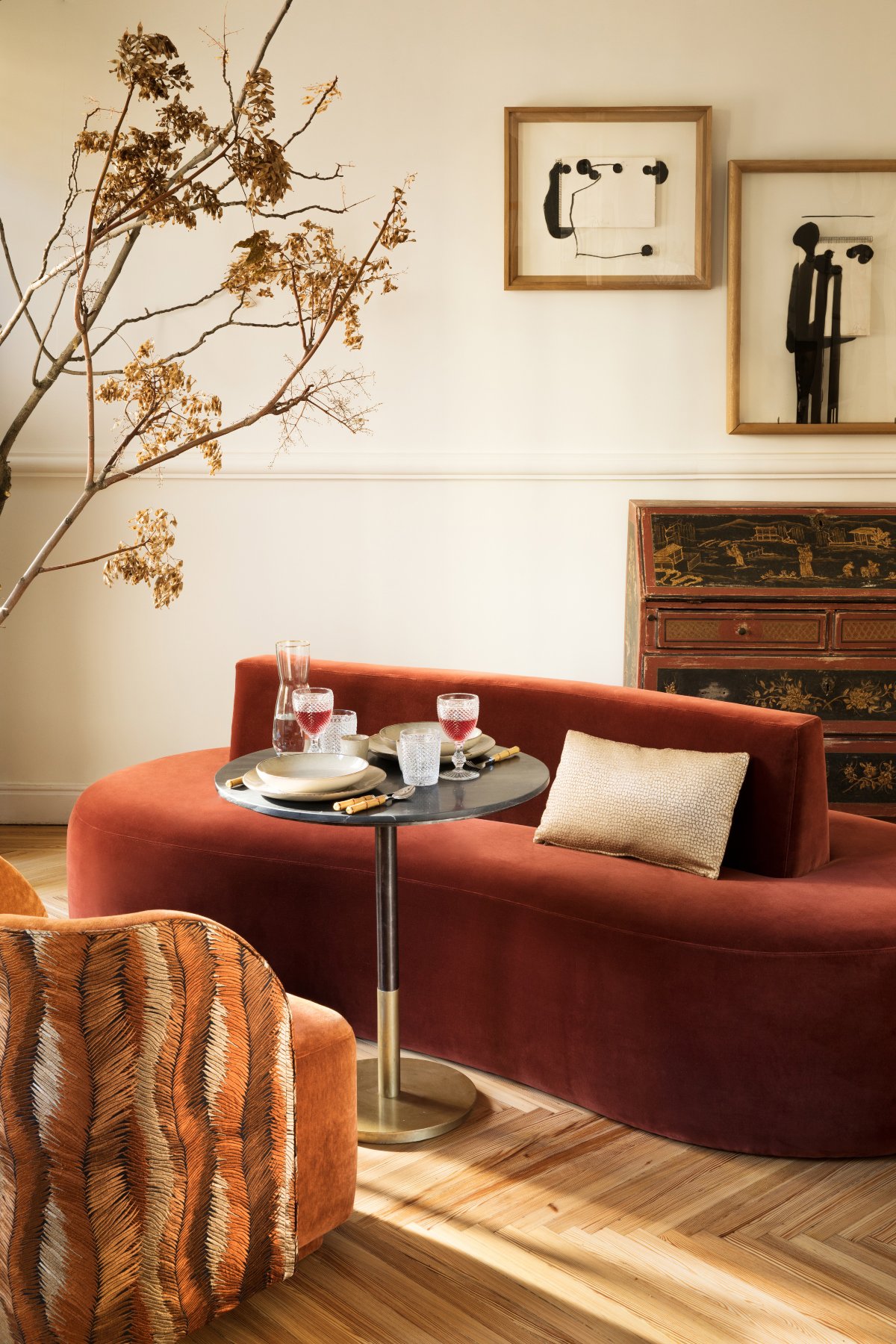 Salón pequeño con mesita auxiliar, sofá marrón chocolate y cómoda antigua
