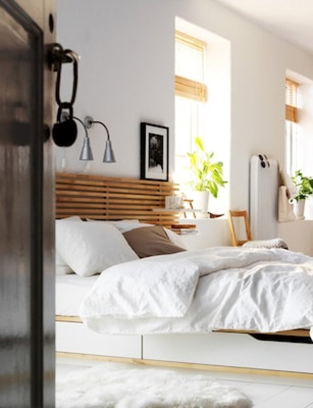 IKEA rebaja su cabecero más vendido perfecto para dormitorios acogedores: con mesita integrada y de madera