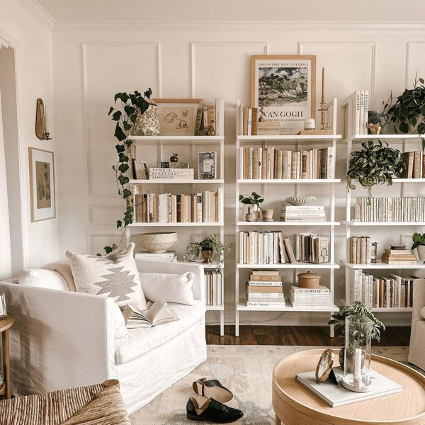 Este es el salón blanco con estanterías repletas de libros arte y plantas que ha enamorado a Marie Kondo