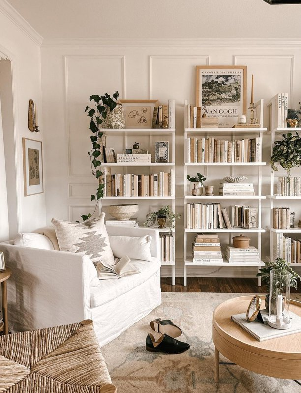 Este es el salón blanco con estanterías repletas de libros arte y plantas que ha enamorado a Marie Kondo