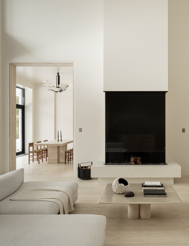 Una casa 'total white' de estilo minimalista con piezas vintage y elegante travertino por doquier