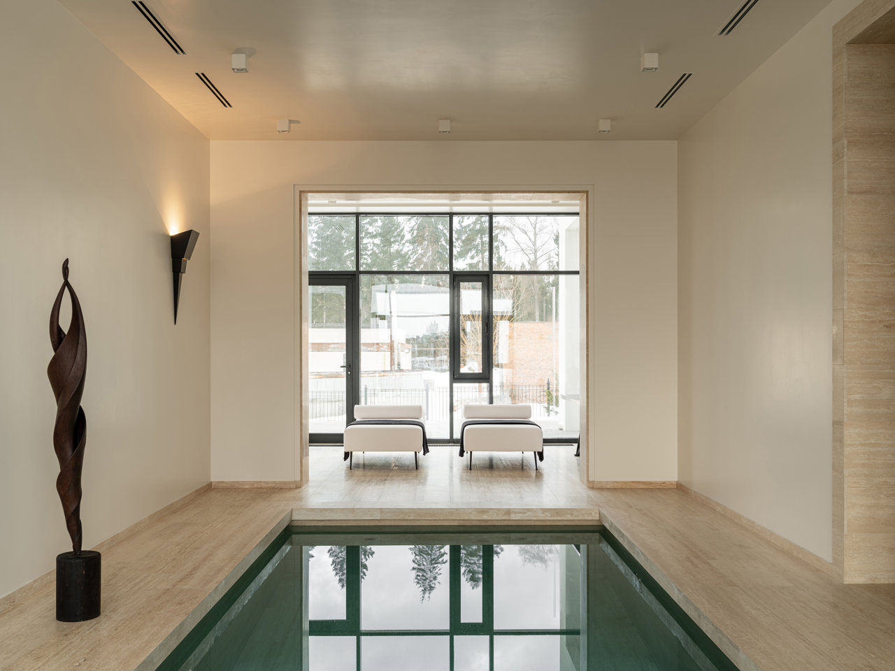 El deseo de los propietarios de sumergirse en un templo al llegar a casa tiene su máxima expresión en el spa privado con piscina y hammam.