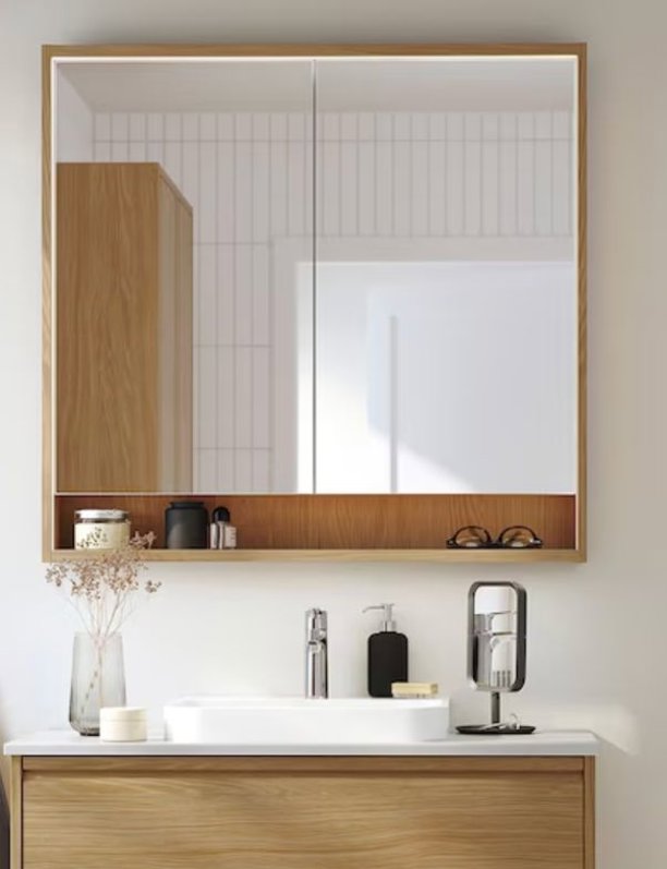 Este armario de madera, estrecho y de IKEA es ideal para baños pequeños: luz integrada y espejo doble