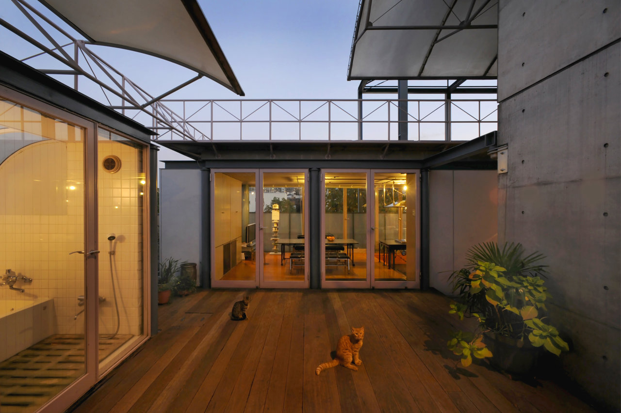 Su propia vivienda, Gazebo (1986, en Yokohama), cuenta con diferentes terrazas que sirven para fomentar la interacción entre los vecinos.