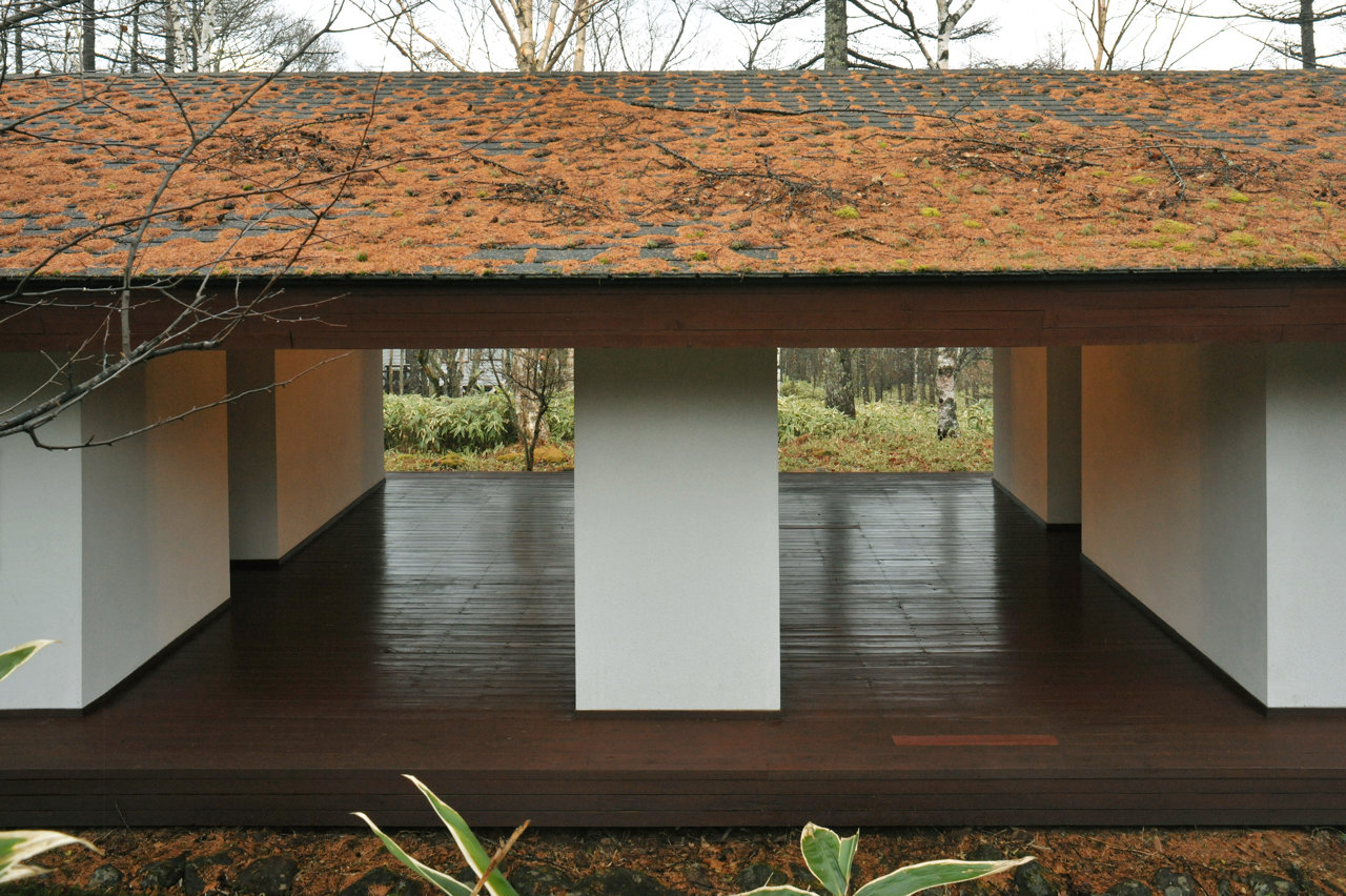 Villa Yamakawa (1977), es la primera vivienda proyectada por Yamamoto, cuya arquitectura la expone por todos los lados.