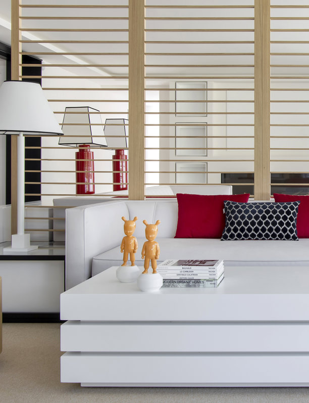 Manuel Espejo diseña una casa sofisticada en tonos blancos y madera 