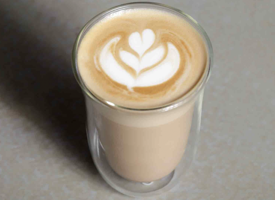 Taza de café con doble cristal para mantener las bebidas calientes.