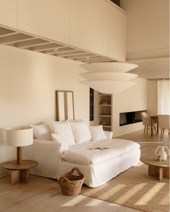 Salón rústico con sofá en lino blanco