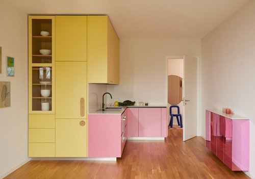 Pequeña cocina en amarillo y rosa